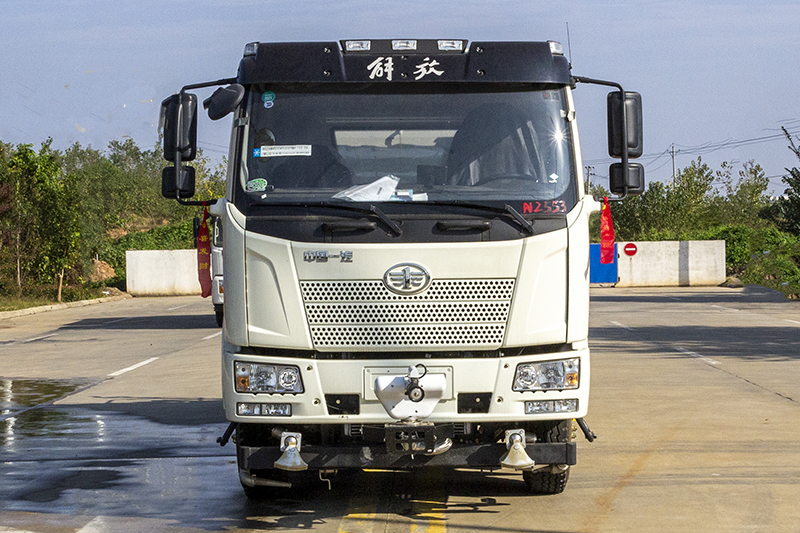 解放(fàng)J6L灑水(shuǐ)車（13.3方）