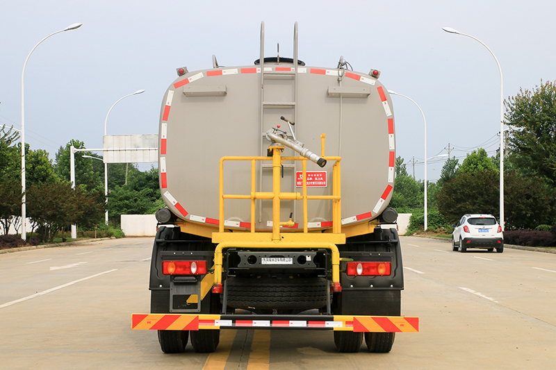 東風柳汽乘龍灑水(shuǐ)車（14方）（選裝30~40米霧炮）