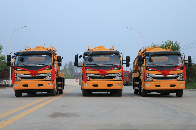 東風大多(duō)利卡清洗吸污車（一(yī)體罐）（清水(shuǐ) 污水(shuǐ)9.5方）