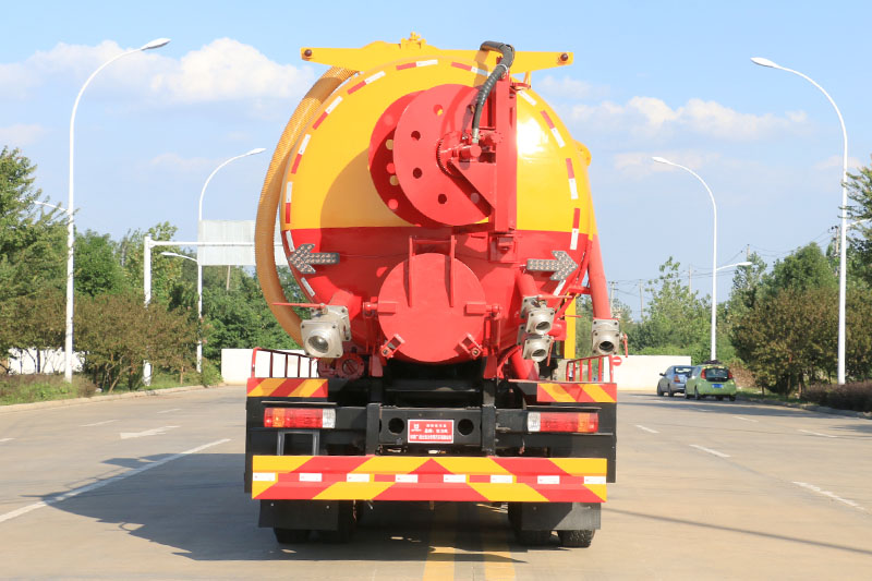 柳汽乘龍後八輪清洗吸污車（一(yī)體罐  可加裝副發）（清水(shuǐ)  污水(shuǐ)21方）