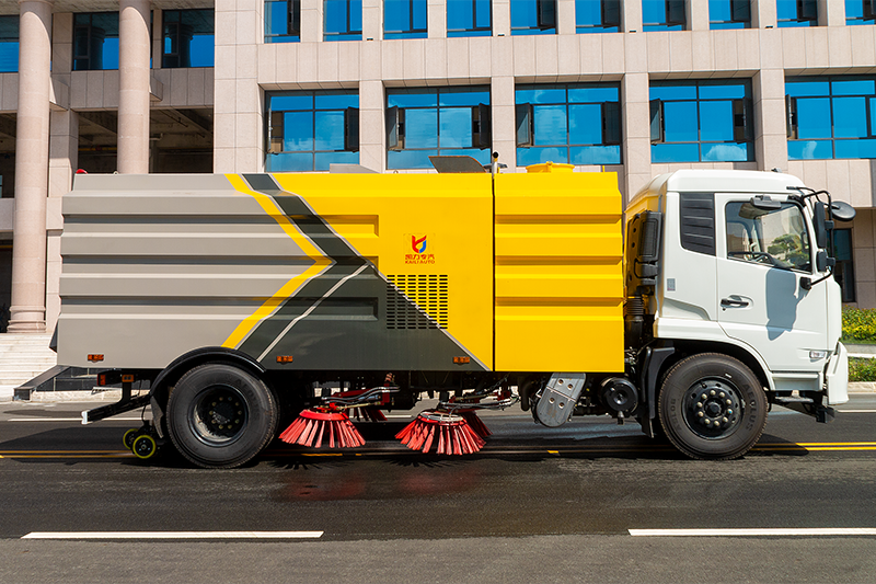 東風天錦掃路(lù)車（4水(shuǐ)8塵）